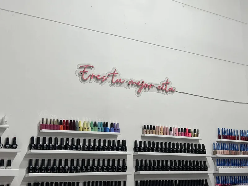 The studio’s nail polish collection and Eres tu mejor cita sign